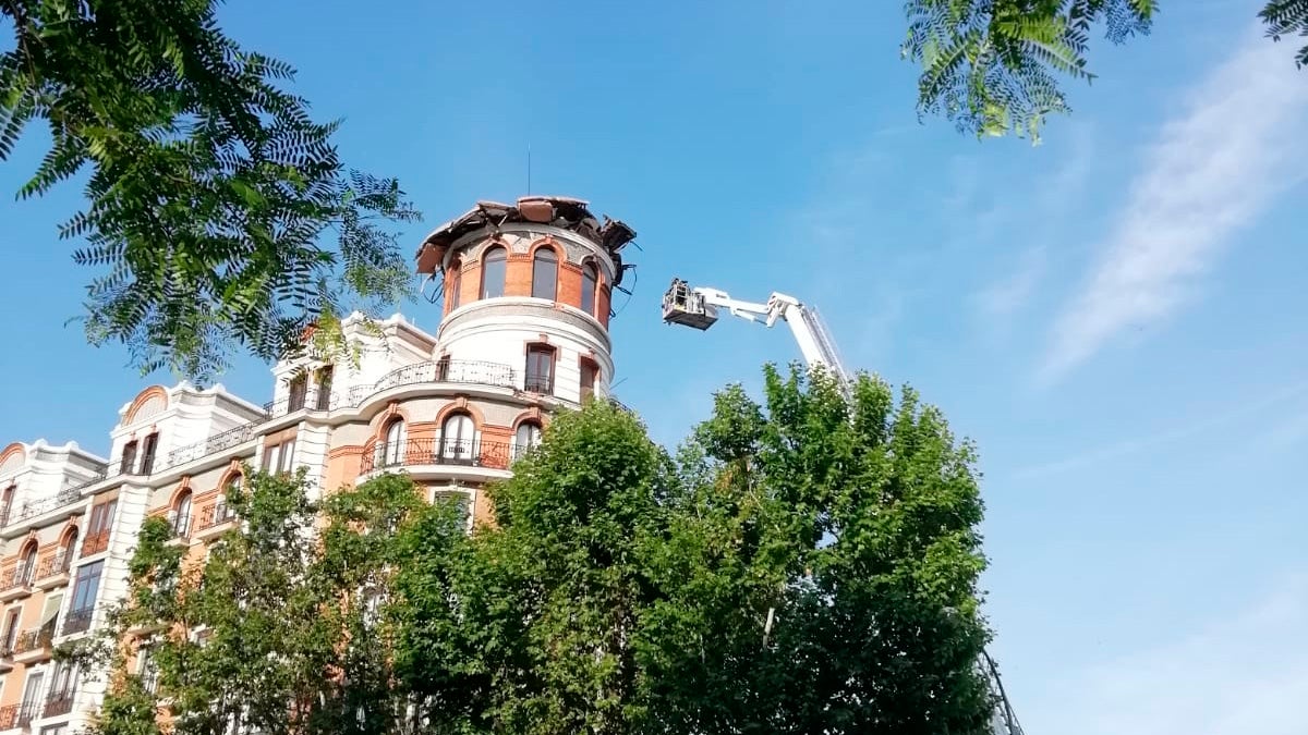 Colapsa la cúpula de un edificio de Retiro sin causar heridos aunque sí daños en balcones y vehículos Colapsa la cúpula de un edificio de Retiro sin causar heridos aunque sí daños en balcones y vehículos