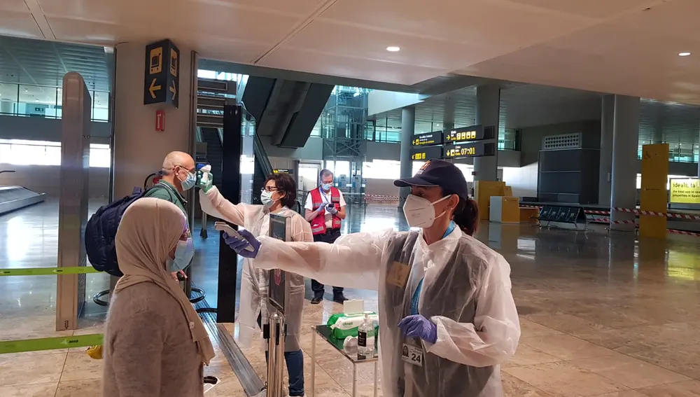 Toma de temperatura a pasajeros en el Aeropuerto Alicante-Elche durante la desescalada. Toma de temperatura a pasajeros en el Aeropuerto Alicante-Elche durante la desescalada.
