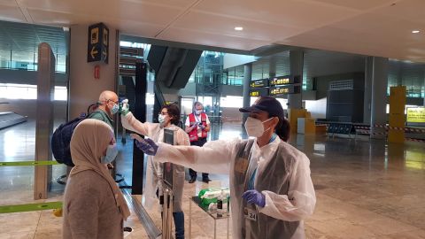 Toma de temperatura a pasajeros en el Aeropuerto Alicante-Elche durante la desescalada.