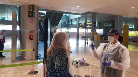 Toma de temperatura a pasajeros en el Aeropuerto Alicante-Elche durante la desescalada. Toma de temperatura a pasajeros en el Aeropuerto Alicante-Elche durante la desescalada.