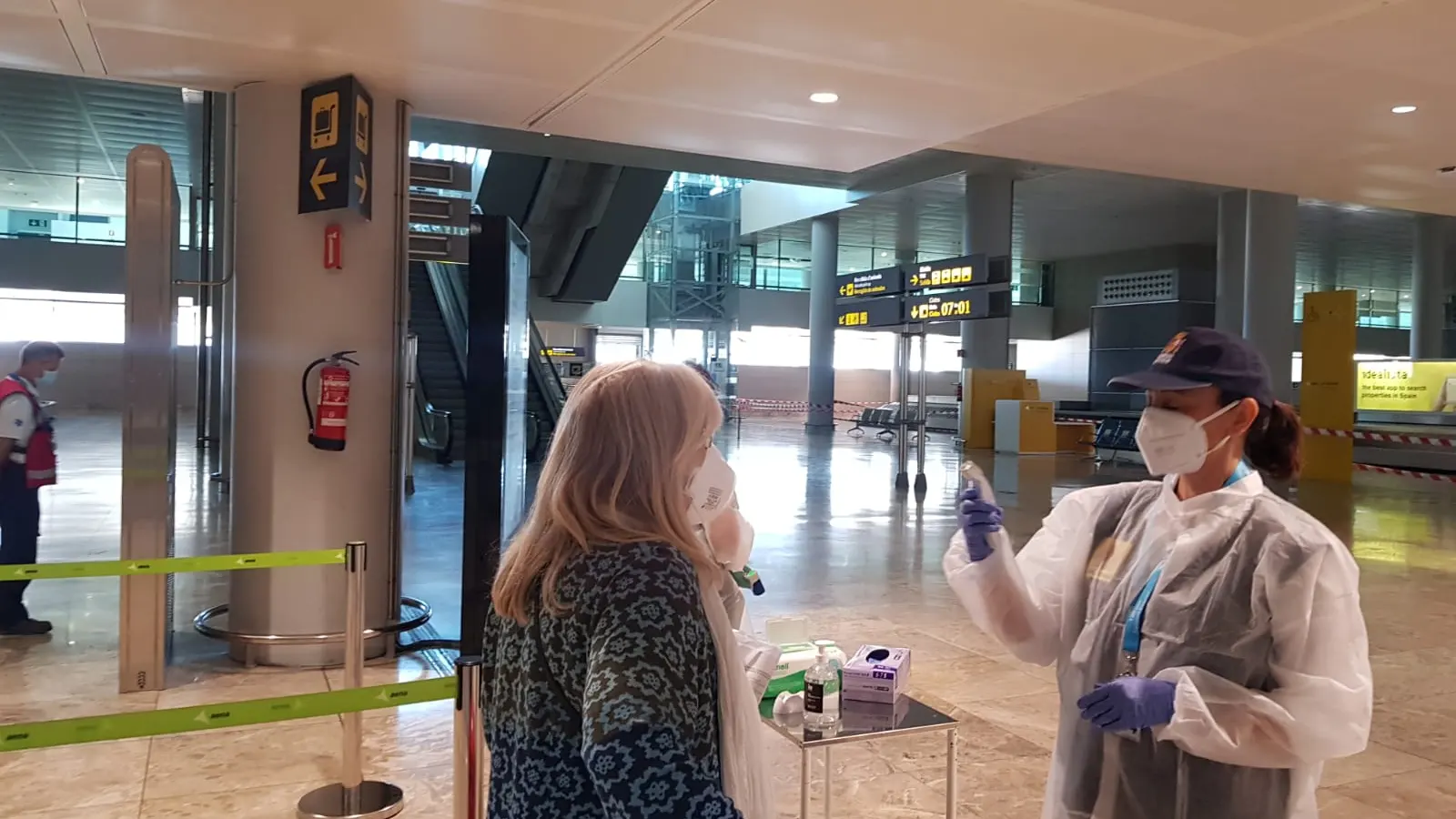 Toma de temperatura a pasajeros en el Aeropuerto Alicante-Elche durante la desescalada.