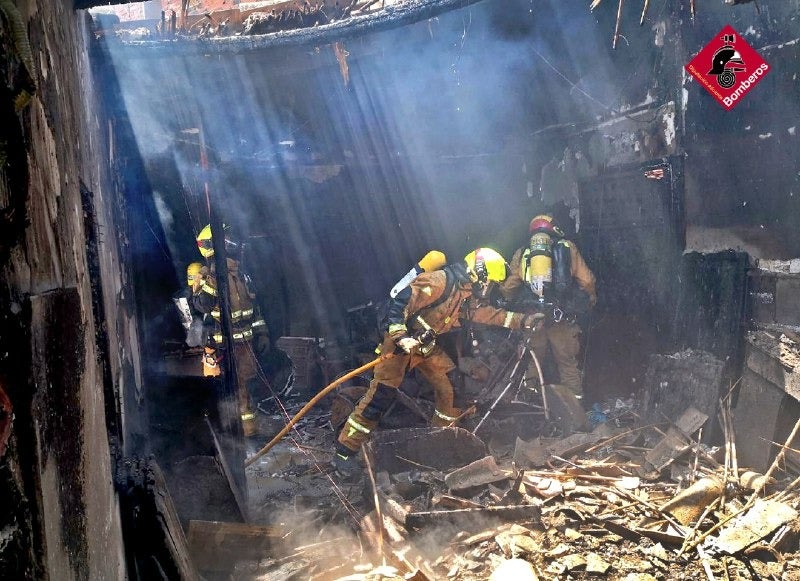 Los bomberos sofocan el incendio en una vivienda de Novelda que solo provoca daños materiales Los bomberos sofocan el incendio en una vivienda de Novelda que solo provoca daños materiales