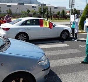 Dos personas con uniformes de enfermeras ayer en la caravana de protesta de Ciudad Real Dos personas con uniformes de enfermeras ayer en la caravana de protesta de Ciudad Real