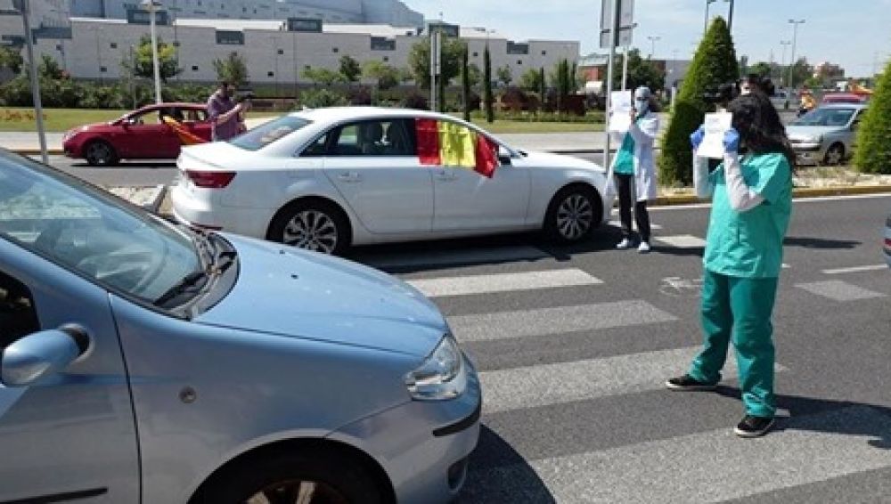 Dos personas con uniformes de enfermeras ayer en la caravana de protesta de Ciudad Real