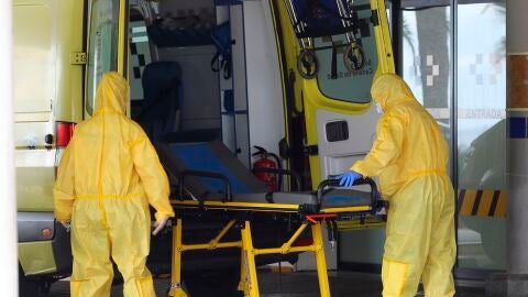 Sanitarios en una ambulancia