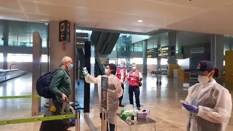 Toma de temperatura a pasajeros en el Aeropuerto Alicante-Elche durante la desescalada. Toma de temperatura a pasajeros en el Aeropuerto Alicante-Elche durante la desescalada.