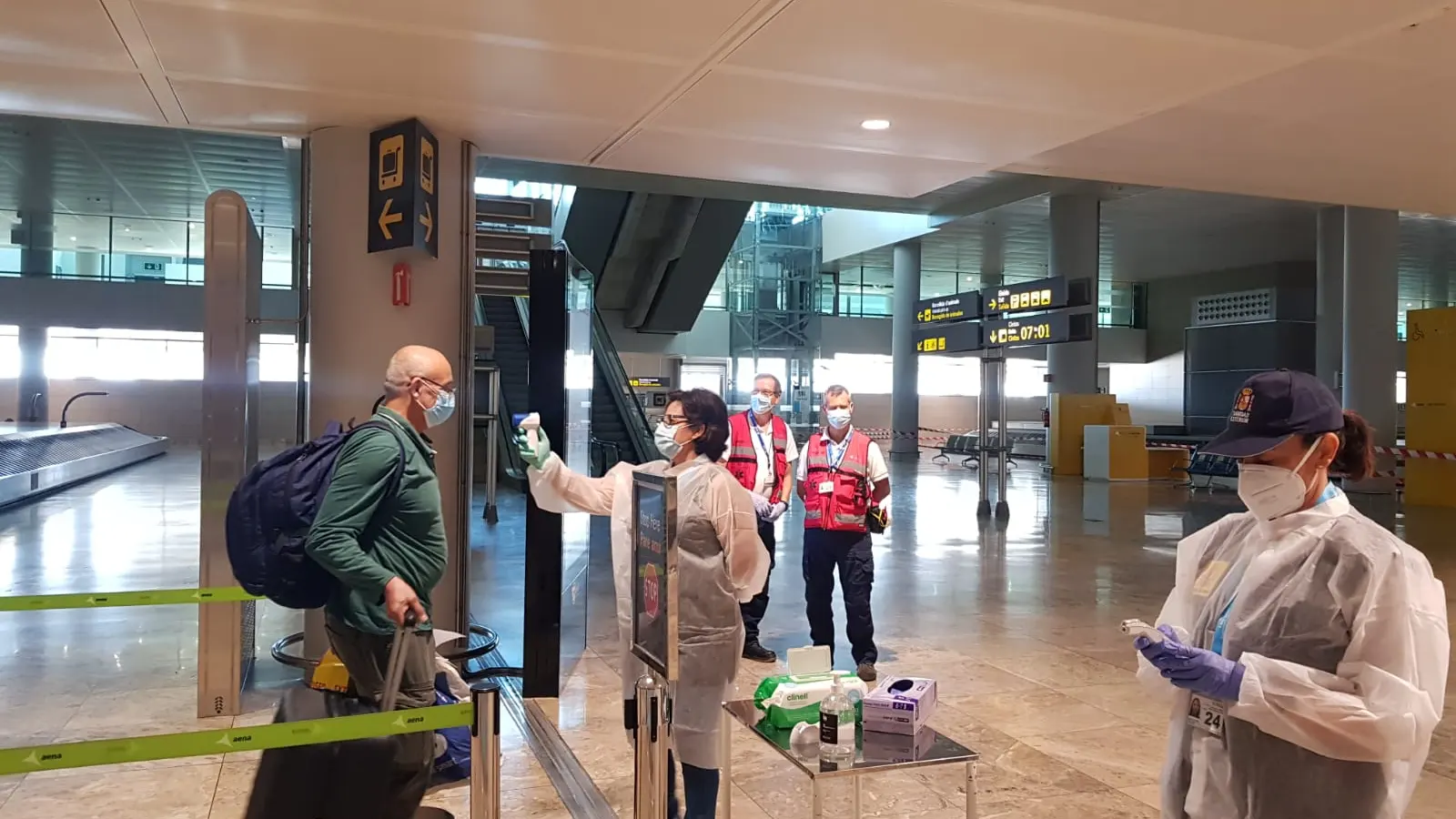 Toma de temperatura a pasajeros en el Aeropuerto Alicante-Elche durante la desescalada.