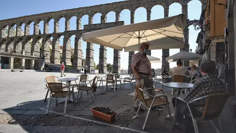 Una terraza en Segovia en el comienzo de la desescalada Una terraza en Segovia en el comienzo de la desescalada