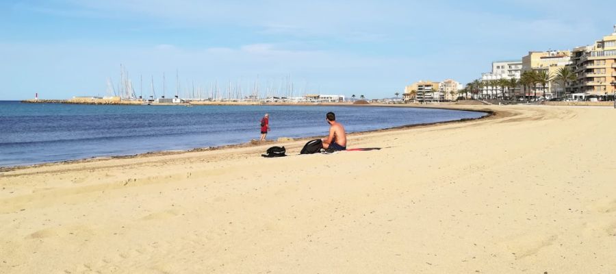 Dos ciudadanos disfrutan de la playa de Palma en el primer día de la fase 2, que permite el baño y el uso recreativo de las playas. Dos ciudadanos disfrutan de la playa de Palma en el primer día de la fase 2, que permite el baño y el uso recreativo de las playas.