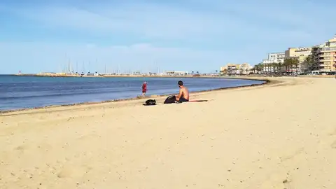 Dos ciudadanos disfrutan de la playa de Palma en el primer día de la fase 2, que permite el baño y el uso recreativo de las playas. Dos ciudadanos disfrutan de la playa de Palma en el primer día de la fase 2, que permite el baño y el uso recreativo de las playas.