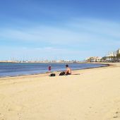 Dos ciudadanos disfrutan de la playa de Palma en el primer día de la fase 2, que permite el baño y el uso recreativo de las playas.