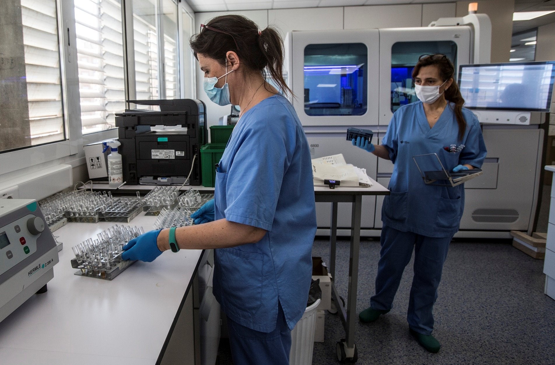 La UMH de Elche participa en la búsqueda de un kit rápido para detectar pacientes de coronavirus que pueden evolucionar a una infección grave La UMH de Elche participa en la búsqueda de un kit rápido para detectar pacientes de coronavirus que pueden evolucionar a una infección grave