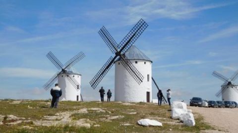 Los Molinos de Viento de Campo de Criptana es uno de los atractivos turísticos de la provincia Los Molinos de Viento de Campo de Criptana es uno de los atractivos turísticos de la provincia