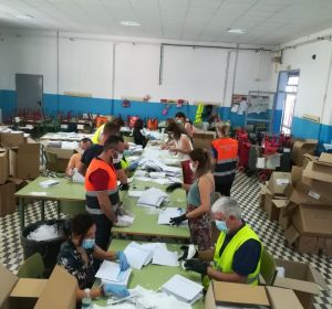 L´equip de voluntaris en l´organització de mascaretes per al repartiment en els domicilis. L´equip de voluntaris en l´organització de mascaretes per al repartiment en els domicilis.