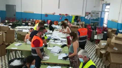 L´equip de voluntaris en l´organització de mascaretes per al repartiment en els domicilis. En total el consistori ha repartit 150.000 màscares facilitades pel consistori als ciutadans.