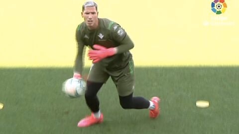 Joel Robles, en su primer entrenamiento en la Ciudad Deportiva, tras recibir el ok m&eacute;dico.