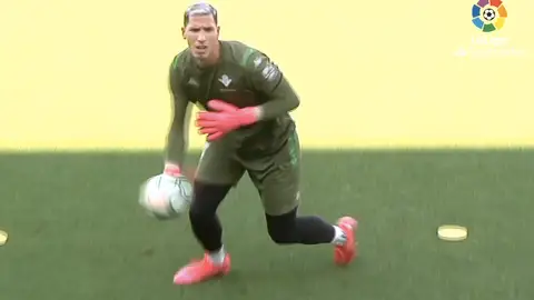 Joel Robles, en su primer entrenamiento en la Ciudad Deportiva, tras recibir el ok médico. Joel Robles, en su primer entrenamiento en la Ciudad Deportiva, tras recibir el ok médico.