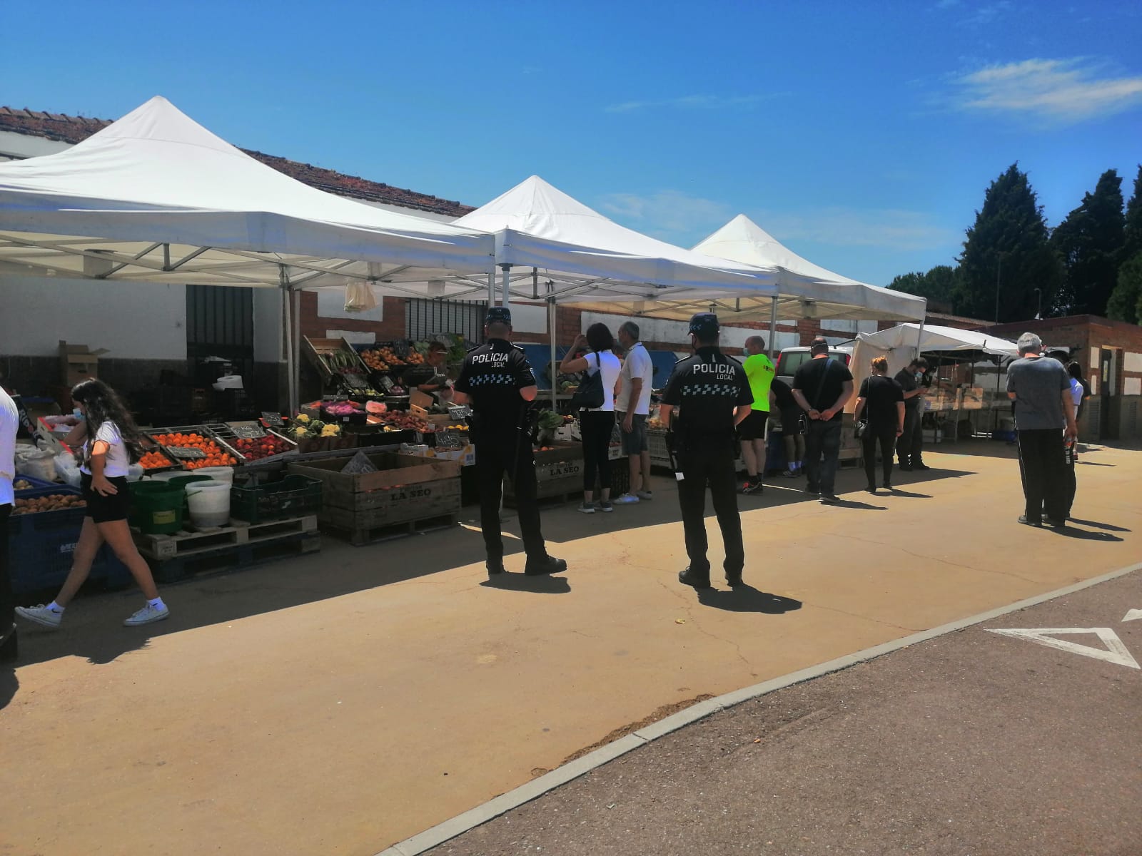 El grupo parlamentario de Unidas Podemos en Extremadura pide una línea de ayudas para los comerciantes de los mercadillos El grupo parlamentario de Unidas Podemos en Extremadura pide una línea de ayudas para los comerciantes de los mercadillos