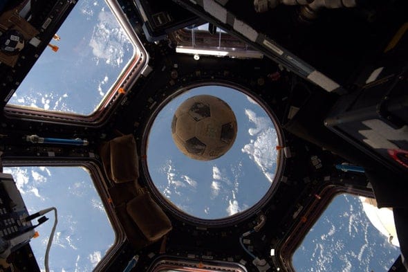 Historia de un balón de fútbol rumbo al espacio y una tragedia Historia de un balón de fútbol rumbo al espacio y una tragedia