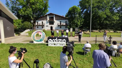 Corte del queso Idiazabal en Ordizia Corte del queso Idiazabal en Ordizia