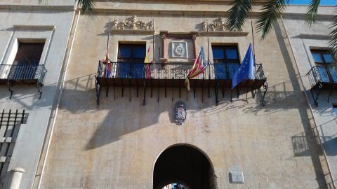 Banderas a media asta en el Ayuntamiento de Elche en duelo por los fallecidos por el coronavirus.
