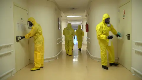 Las exhaustivas labores de desinfección de los equipos de la UME en las residencias de mayores Las exhaustivas labores de desinfección de los equipos de la UME en las residencias de mayores