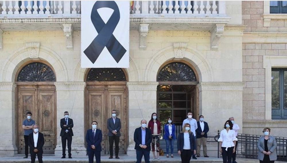 Minuto de silencio, bajo un gran lazo negro, en la Diputación de Cuenca