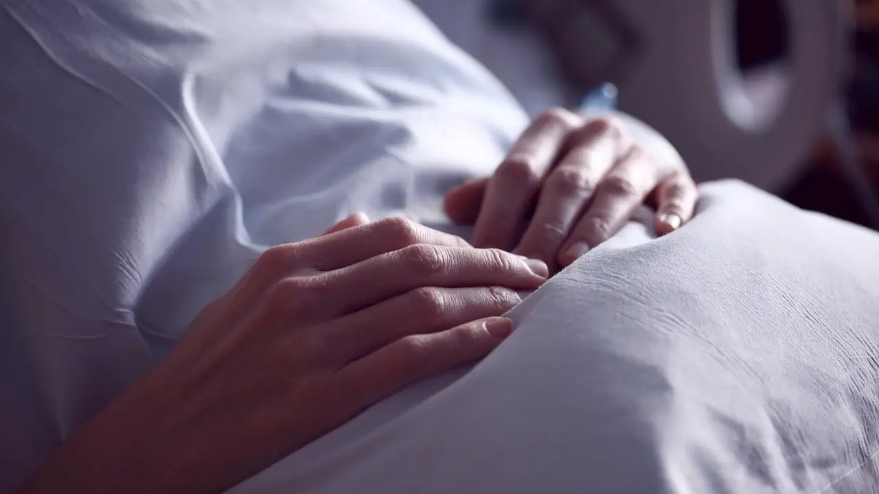Un paciente recostado en una cama de hospital Un paciente recostado en una cama de hospital