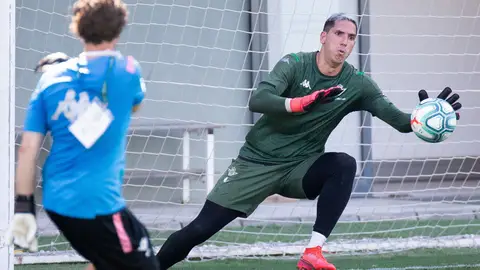 Joel Robles, en un entrenamiento en la Ciudad Deportiva Luis del Sol. Joel Robles, en un entrenamiento en la Ciudad Deportiva Luis del Sol.