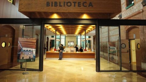 Entrada a la Biblioteca, ubicada en la calle Ru&iacute;z de Alda