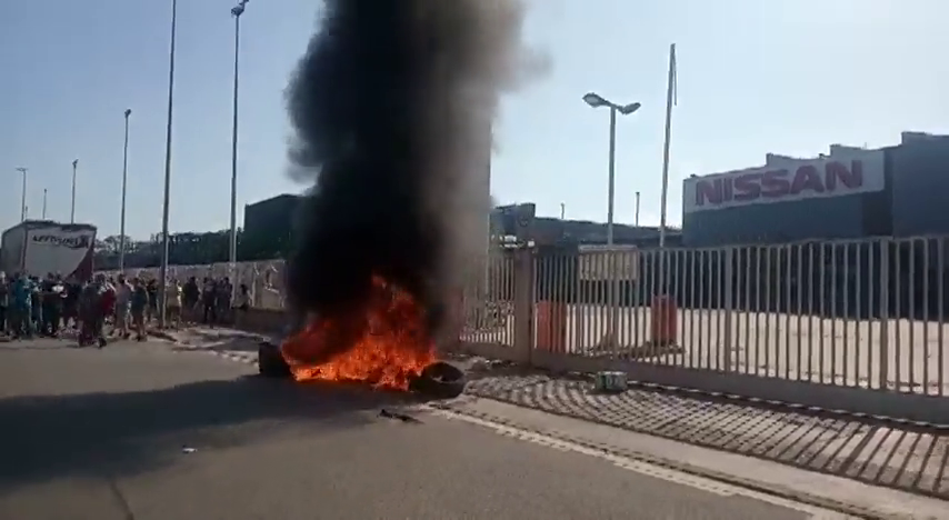 Trabajadores de Nissan queman contenedores en protesta por el cierre de la fábrica de Barcelona Trabajadores de Nissan queman contenedores en protesta por el cierre de la fábrica de Barcelona