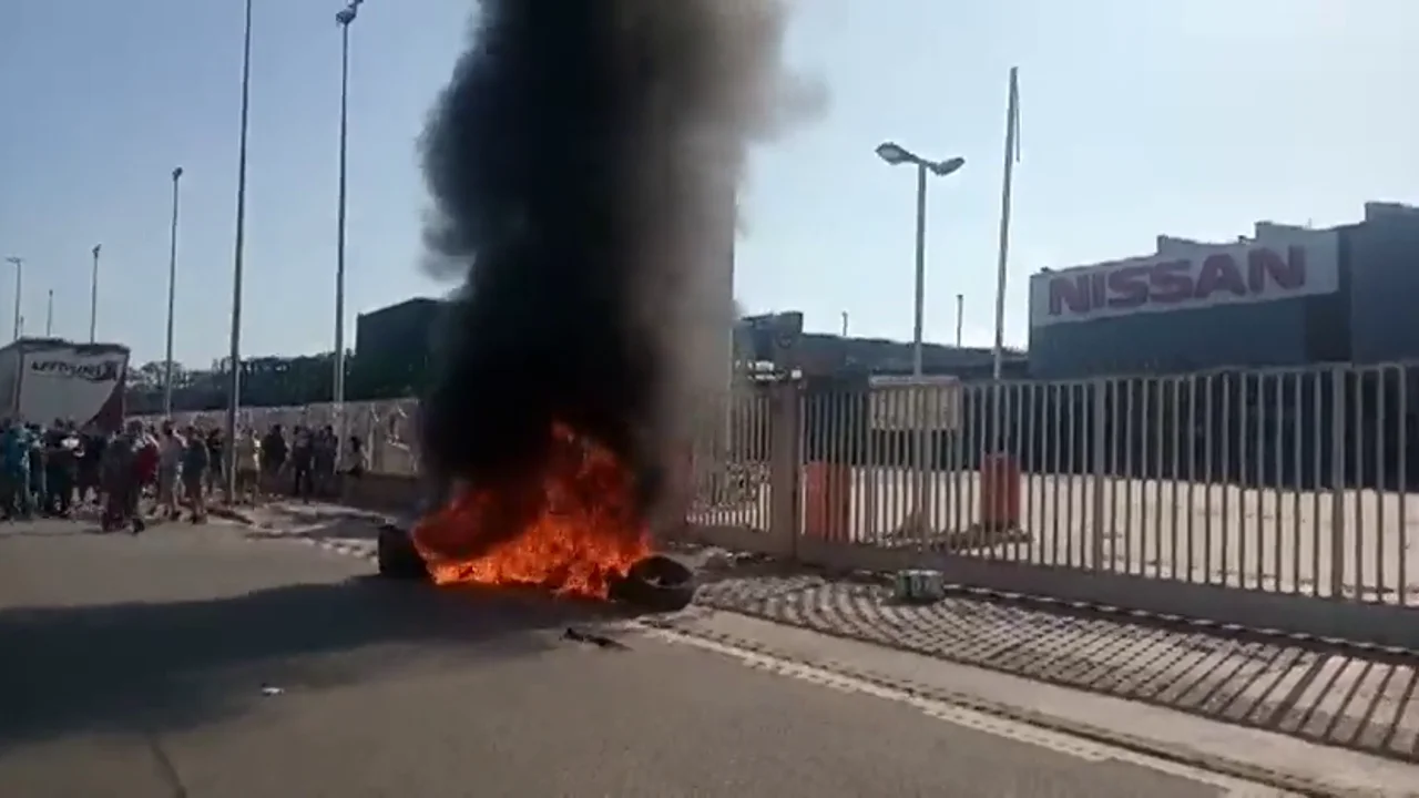 Trabajadores de Nissan queman contenedores tras la decisión de la compañía de cerrar la planta de Barcelona
