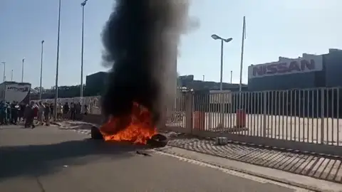 Trabajadores de Nissan queman contenedores tras la decisión de la compañía de cerrar la planta de Barcelona Trabajadores de Nissan queman contenedores tras la decisión de la compañía de cerrar la planta de Barcelona