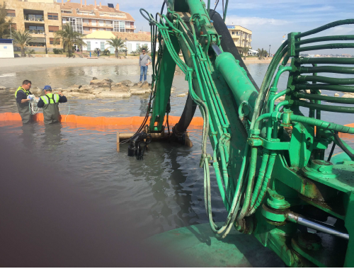 Mar Menor. El Ministerio dice ahora que no ha limpiado los fangos porque no dispone del coste económico de la araña finlandesa. Mar Menor. El Ministerio dice ahora que no ha limpiado los fangos porque no dispone del coste económico de la araña finlandesa.