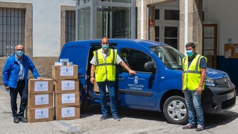 Manuel Baltar, con el material entregado al Puesto de Mando Avanzado de la Xunta en Ourense