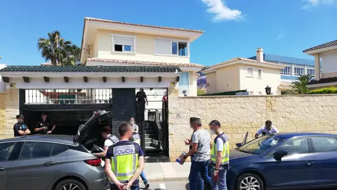 Agentes de la Policía Nacional en el chalé de Elche. Agentes de la Policía Nacional en el chalé de Elche.