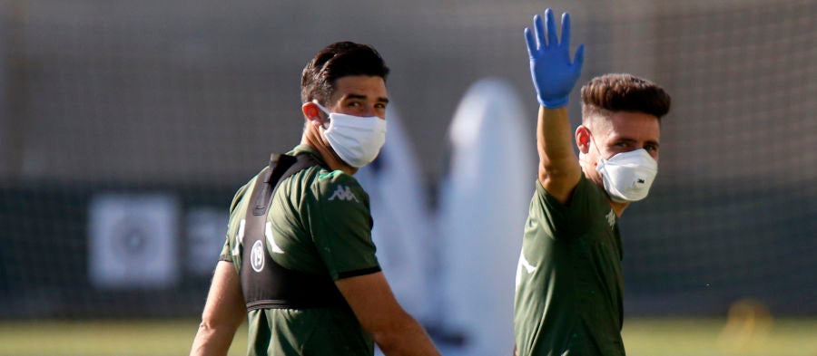 Barragán y Álex Moreno, con mascarillas, en un entrenamiento. Barragán y Álex Moreno, con mascarillas, en un entrenamiento.