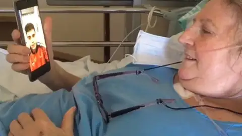 Carmela Modéjar Viendo el vídeo que le envío Carlos Alocén, capitán de Casademont Zaragoza