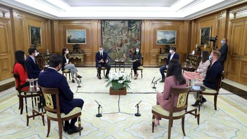 Los Reyes con un grupo de j&oacute;venes en el Palacio de la Zarzuela