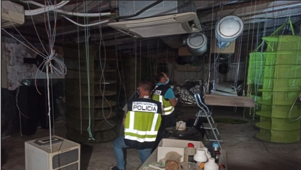 Agentes de la Policía Nacional en la vivienda de Elda.