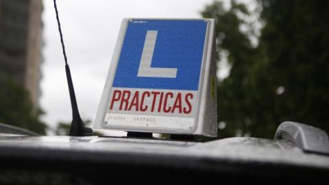 Coche de pr&aacute;ctica de autoescuela. 