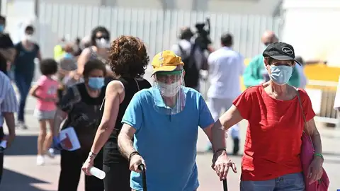 Vecinos de Torrejón de Ardoz se disponen a realizarse los test Vecinos de Torrejón de Ardoz se disponen a realizarse los test