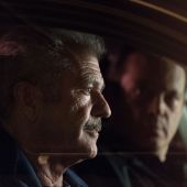 Los actores Mel Gibson y Vince Vaughn, en una escena de 'Dragged Across Concrete'