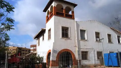 Edifici de l´Escoleta de la Panderola en obres. La entitat social ocuparà part de la planta baixa i tota la primera planta de l´edifici de l´antiga Estacioneta de la Panderola.