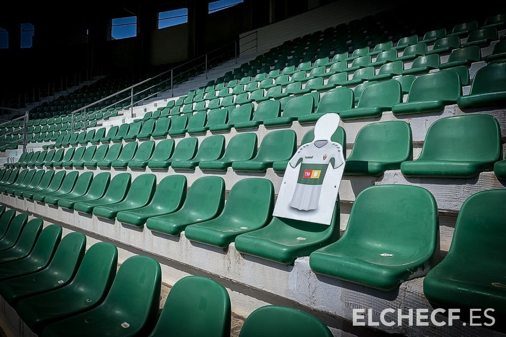 El Elche CF crea un espacio en la grada del Martínez Valero para la silueta de aficionados en el retorno de la Liga El Elche CF crea un espacio en la grada del Martínez Valero para la silueta de aficionados en el retorno de la Liga