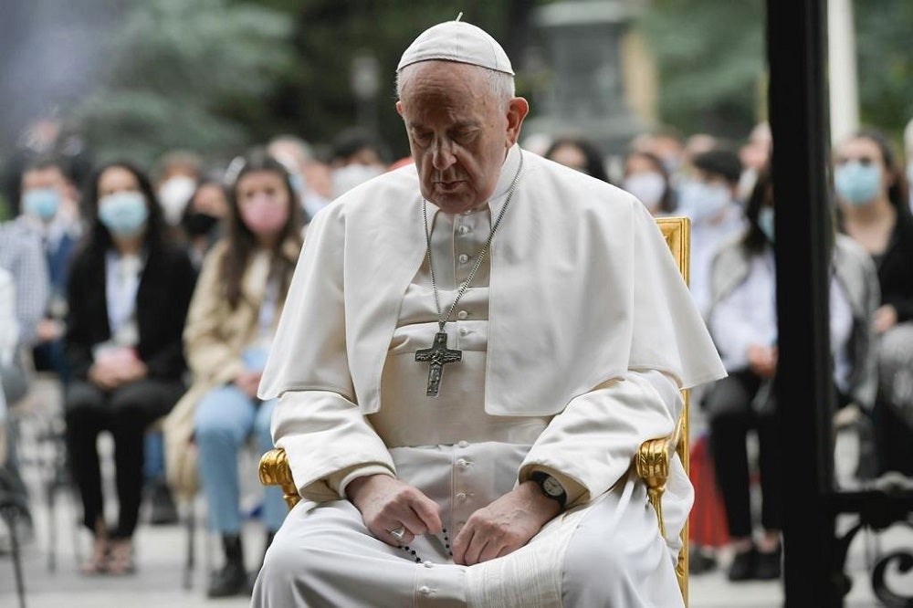 El Papa defiende los derechos de los homosexuales a estar "cubiertos legalmente" y a "tener una familia" El Papa defiende los derechos de los homosexuales a estar "cubiertos legalmente" y a "tener una familia"