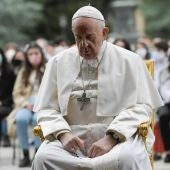 Imagen del papa Francisco rezando