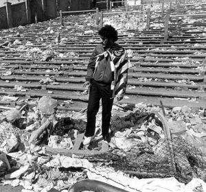 Un aficionado observa cómo quedaron las gradas del estadio de Heysel, Bélgica, tras la tragedia en la final de la Copa de Europa entre la Juventus de Turín y el Liverpool el 29 de Mayo de 1985. Un aficionado observa cómo quedaron las gradas del estadio de Heysel, Bélgica, tras la tragedia en la final de la Copa de Europa entre la Juventus de Turín y el Liverpool el 29 de Mayo de 1985.