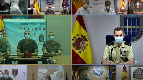 Captura de la videoconferencia del rey Felipe VI y Margarita Robles por el D&iacute;a de las Fuerzas Armadas