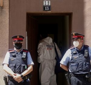 Imagen de los Mossos en la vivienda donde una mujer ha sido asesinada en Barcelona Imagen de los Mossos en la vivienda donde una mujer ha sido asesinada en Barcelona